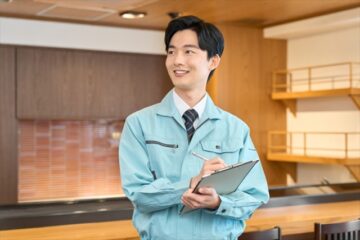 点検する男性