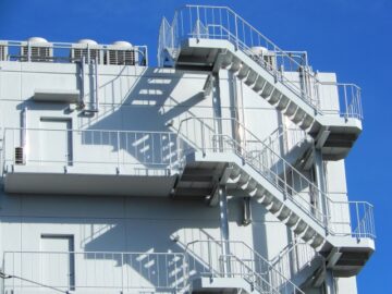 建物の非常階段