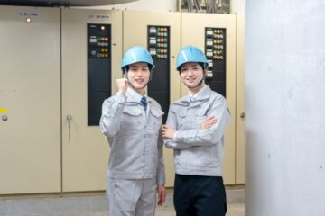 電気設備の前にいる作業員